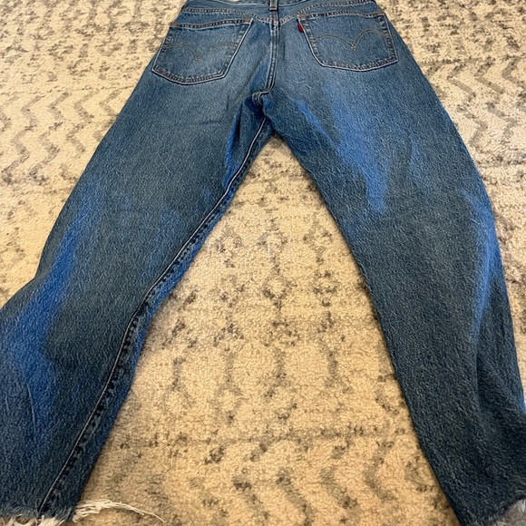 Woman's medium wash Levi jeans - Picture 8 of 8